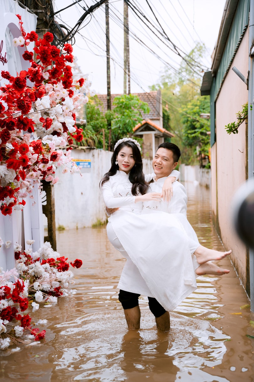 Đám cưới độc lạ trong mùa mưa bão tại miền Bắc Đám cưới độc lạ trong mùa mưa bão tại miền Bắc