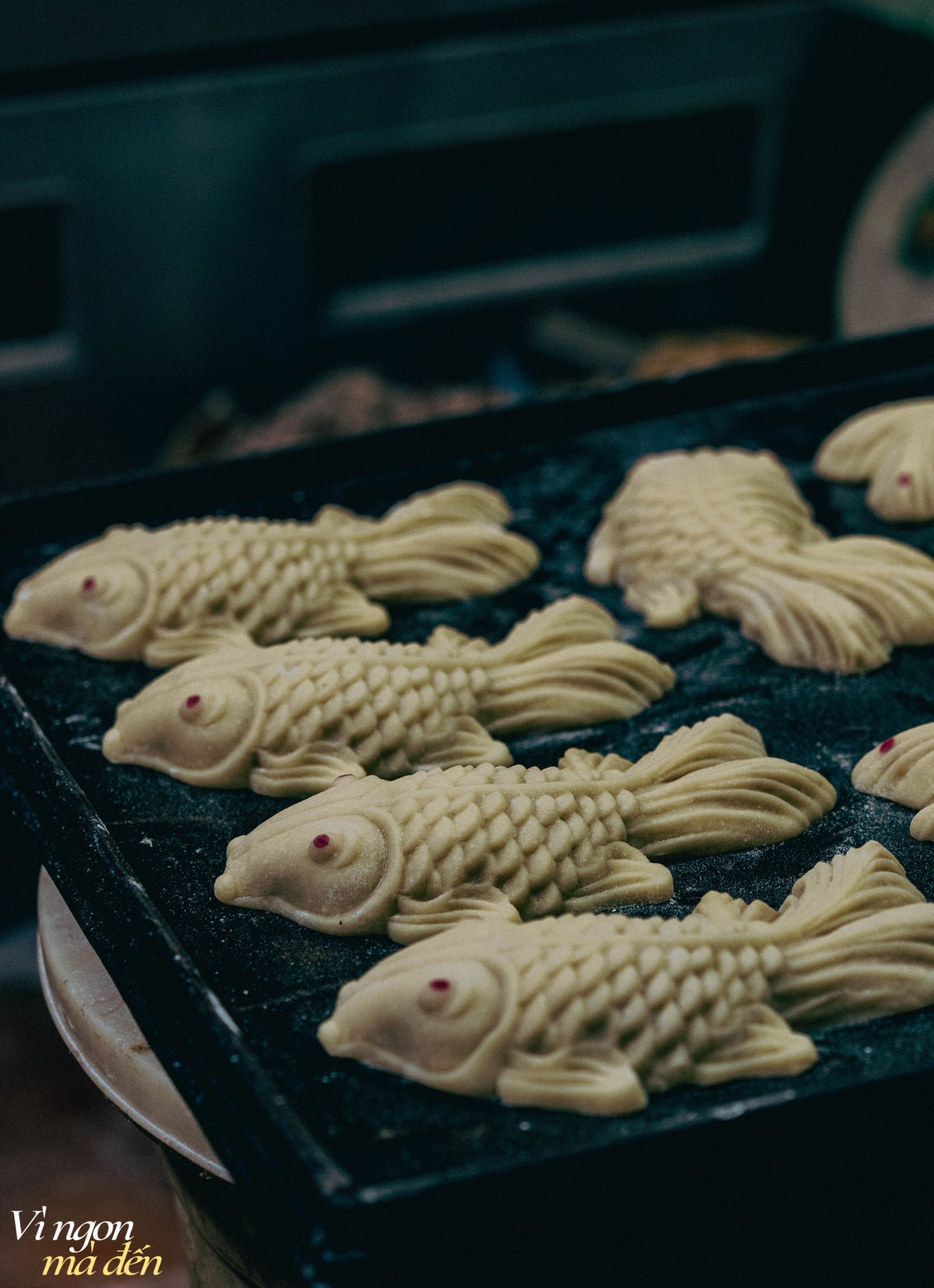 Lò bánh Trung thu cổ truyền hơn 34 năm tuổi ẩn mình trong con ngõ nhỏ ở Hà Nội, nơi làm ra những chiếc bánh nướng con cá gắn liền với tuổi thơ nhiều người Lò bánh Trung thu cổ truyền hơn 34 năm tuổi ẩn mình trong con ngõ nhỏ ở Hà Nội, nơi làm ra những chiếc bánh nướng con cá gắn liền với tuổi thơ nhiều người