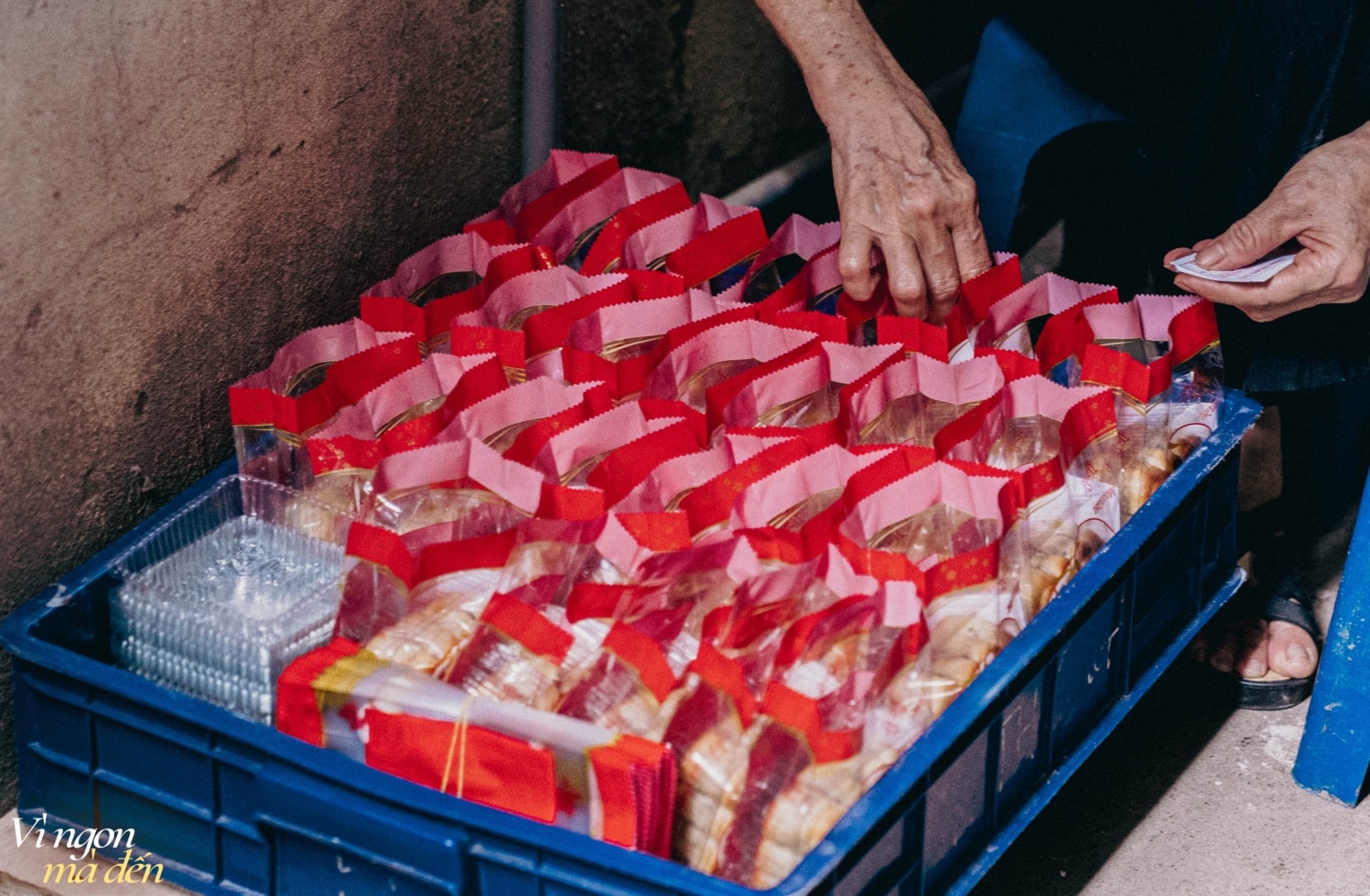 Lò bánh Trung thu cổ truyền hơn 34 năm tuổi ẩn mình trong con ngõ nhỏ ở Hà Nội, nơi làm ra những chiếc bánh nướng con cá gắn liền với tuổi thơ nhiều người Lò bánh Trung thu cổ truyền hơn 34 năm tuổi ẩn mình trong con ngõ nhỏ ở Hà Nội, nơi làm ra những chiếc bánh nướng con cá gắn liền với tuổi thơ nhiều người