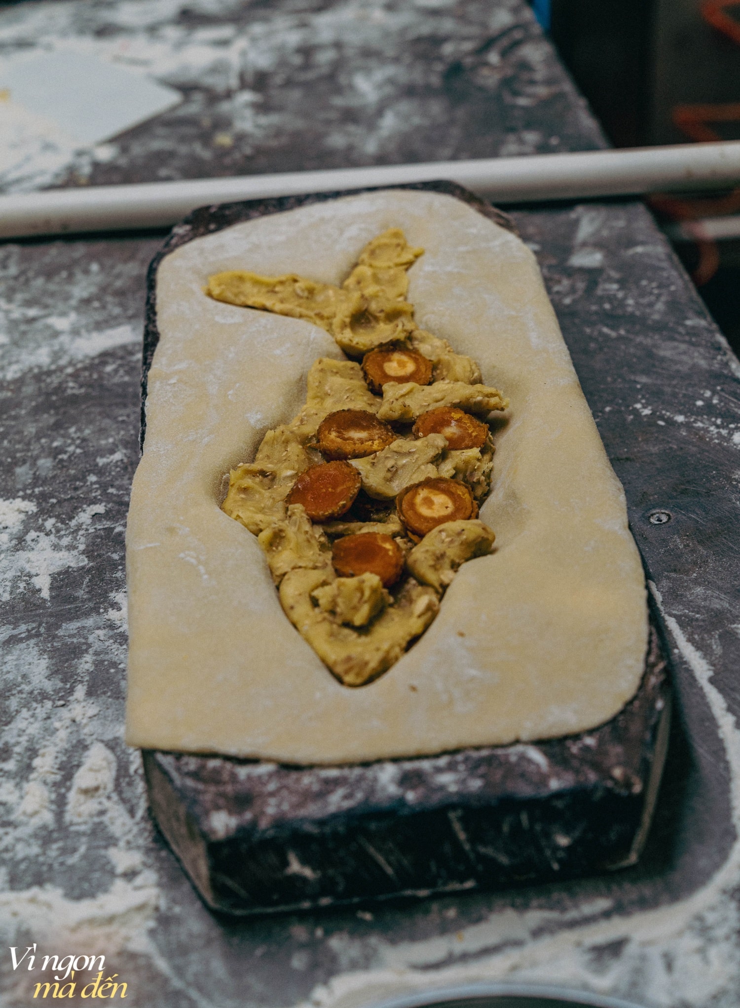 Lò bánh Trung thu cổ truyền hơn 34 năm tuổi ẩn mình trong con ngõ nhỏ ở Hà Nội, nơi làm ra những chiếc bánh nướng con cá gắn liền với tuổi thơ nhiều người Lò bánh Trung thu cổ truyền hơn 34 năm tuổi ẩn mình trong con ngõ nhỏ ở Hà Nội, nơi làm ra những chiếc bánh nướng con cá gắn liền với tuổi thơ nhiều người