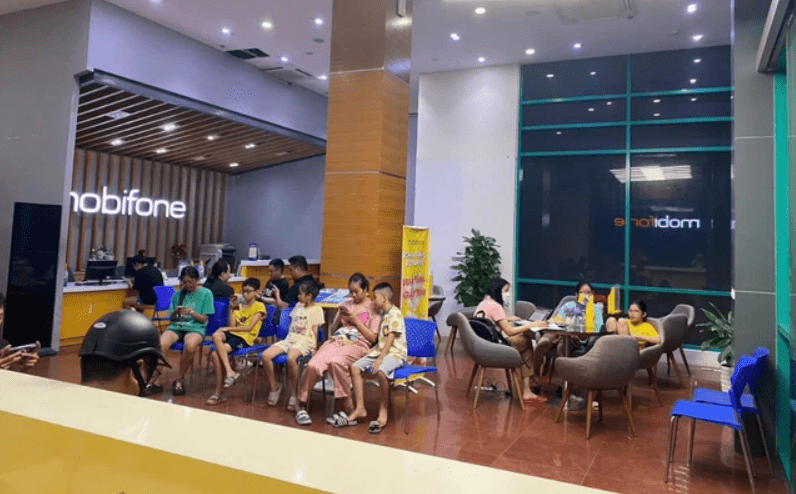 MobiFone Hỗ Trợ Khách Hàng Kết Nối Trong Cơn Bão Yagi