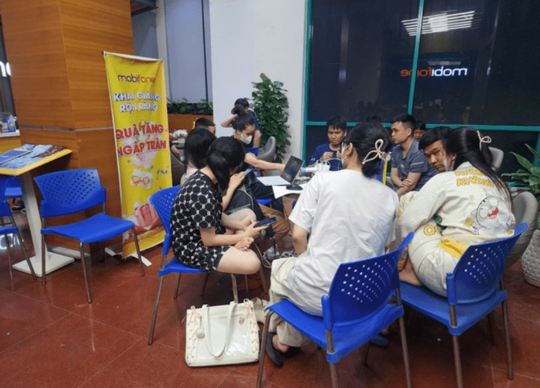 MobiFone Hỗ Trợ Khách Hàng Kết Nối Trong Cơn Bão Yagi