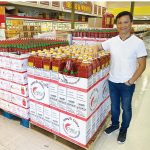 Doanh nhân Nguyễn Thanh Hiền đã làm nên kỳ tích với tương ớt lên men Chilica, khẳng định bản sắc Việt Nam trên bản đồ gia vị toàn cầu. Nguyễn Thanh Hiền, một trong những tên tuổi nổi bật trong ngành thực phẩm, đã không ngừng nỗ lực để đưa tương ớt lên men Chilica trở thành biểu tượng của gia vị Việt Nam trên trường quốc tế. Khởi nghiệp từ niềm đam mê và quyết tâm khắc phục vấn đề đầu ra cho nông sản Việt, ông đã biến ớt – một nông sản truyền thống – thành một sản phẩm mang dấu ấn quốc tế. Khát vọng giải cứu nông sản Việt Sinh năm 1971, ông Nguyễn Thanh Hiền là một chuyên gia dày dạn kinh nghiệm trong lĩnh vực vi sinh học và nuôi trồng thủy sản. Sau khi tốt nghiệp ngành công nghệ sinh học, ông đã dành hơn 30 năm nghiên cứu và ứng dụng vi sinh vật vào các ngành công nghiệp. Mặc dù đã đạt được thành công trong công việc, ông luôn đau đáu với việc tìm kiếm giải pháp cho bài toán đầu ra của nông sản Việt Nam. Nhận thấy vùng nguyên liệu ớt tại Đồng Tháp không chỉ phong phú mà còn nổi bật với chất lượng tuyệt vời, ông Hiền đã quyết định đầu tư vào sản phẩm này. “Tôi chọn ớt vì đây là gia vị thiết yếu trong cuộc sống hàng ngày, nhưng hàng năm chúng ta thường thấy cảnh giải cứu nông sản. Tôi muốn tạo ra một cơ hội bền vững cho người nông dân và nâng tầm giá trị của ớt Việt Nam,” ông chia sẻ. Chilica – Thương hiệu tiên phong Với mục tiêu nâng cao giá trị ớt Việt, ông Hiền đã thành lập Chilica – thương hiệu tương ớt lên men đầu tiên tại Việt Nam và đứng thứ ba trên thế giới, sau hai doanh nghiệp tại Mỹ. Chilica nổi bật với phương pháp sản xuất độc quyền: lên men ớt bằng giấm gạo trong 12 tháng, thay vì gia nhiệt như các sản phẩm tương ớt truyền thống. Phương pháp này không chỉ giữ nguyên hương vị và màu sắc tự nhiên của ớt mà còn đảm bảo tiêu chuẩn an toàn thực phẩm quốc tế. “99% tương ớt trên thế giới đều phải qua gia nhiệt, điều này làm mất đi giá trị nguyên bản của ớt. Chúng tôi đã ứng dụng kiến thức vi sinh học để giữ lại màu sắc, hương vị và giá trị dinh dưỡng của ớt bằng phương pháp lên men tự nhiên,” ông Hiền giải thích. Chinh phục thị trường quốc tế Kể từ khi chính thức sản xuất vào năm 2020, Chilica đã nhanh chóng khẳng định vị thế trên thị trường quốc tế. Tương ớt Chilica hiện đã có mặt tại hàng chục quốc gia, bao gồm Mỹ, Canada, Hà Lan, Australia, Hàn Quốc và UAE. Đạt các chứng nhận quốc tế như BRC và HACCP, Chilica không chỉ là niềm tự hào của Việt Nam mà còn là sản phẩm được ưa chuộng trên toàn cầu. Ông Hiền cho biết, mặc dù hiện tại có nhiều thương hiệu tương ớt trên thị trường, hầu hết chưa đáp ứng được yêu cầu về hương vị và màu sắc tự nhiên. Chilica, với chất lượng vượt trội và phương pháp sản xuất độc đáo, đã tạo ra một sự khác biệt rõ rệt. Khát vọng triệu USD và tương lai rộng mở Với doanh thu đạt 25 tỷ đồng và lợi nhuận ròng 6 tỷ đồng trong năm 2023, Chilica đang trên đà phát triển mạnh mẽ. Nhà máy sản xuất hiện tại đang được mở rộng gấp 10 lần để đáp ứng nhu cầu ngày càng tăng. Ông Hiền dự định đầu tư thêm vào công nghệ và mở rộng quy mô sản xuất để gia tăng khả năng xử lý 30 tấn ớt tươi mỗi ngày. Gần đây, trong chương trình Shark Tank, ông Hiền đã định giá doanh nghiệp ở mức 10 triệu USD. Mặc dù con số này gây ra nhiều ý kiến trái chiều, ông Hiền tự tin vào khả năng mở rộng và nhu cầu thị trường lớn cho sản phẩm của mình. Chilica hiện đã được bảo hộ thương hiệu tại 35 quốc gia, cho thấy chiến lược tầm nhìn và định vị quốc tế của công ty. Ông Hiền cũng rất tích cực trong việc quảng bá thương hiệu tại các hội chợ và triển lãm quốc tế, đồng thời gửi “tâm thư” đến các thương vụ Việt Nam tại 100 quốc gia để mở rộng thị trường. Nhờ sự kết hợp giữa đam mê, công nghệ tiên tiến và chiến lược toàn cầu, Nguyễn Thanh Hiền đang mở ra một chương mới cho ngành gia vị Việt Nam, đưa hương vị đặc trưng của ớt Việt đi khắp năm châu.