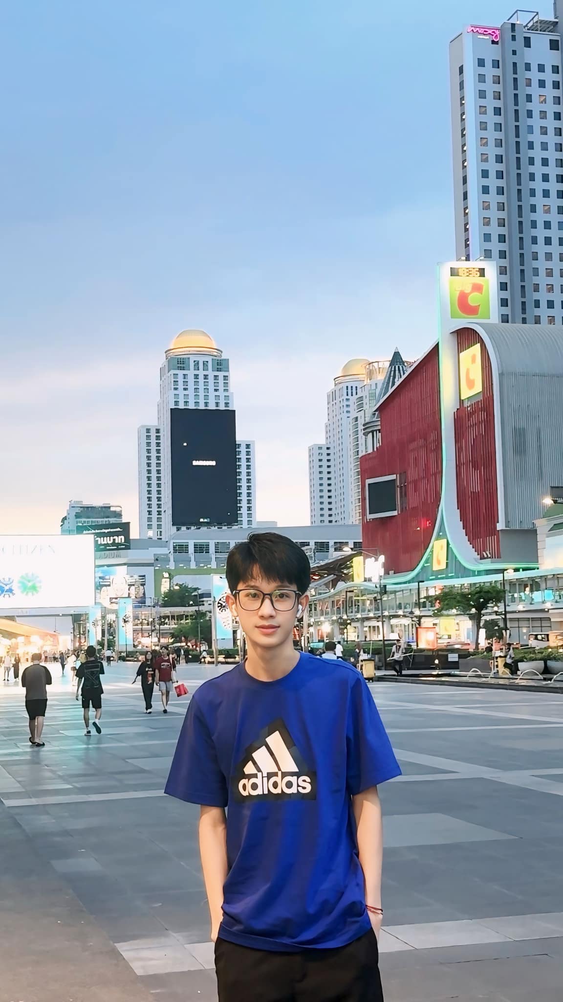 Thanh niên 2k3 hỏi cưới chị đẹp sinh năm 1994 bùng nổ cõi mạng