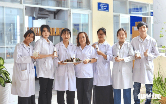 Sinh Viên TP.HCM Khởi Nghiệp: Sản Xuất Bọt Rửa Mặt Chiết Xuất Từ Lá Đu Đủ