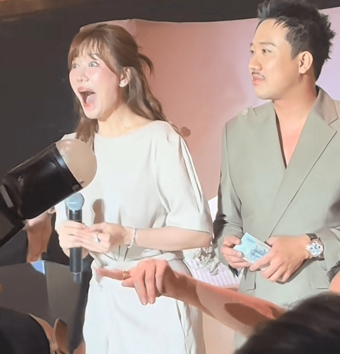 Trấn Thành và Hari Won để lộ tiền mừng cưới Anh Đức